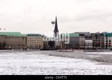 Ein Blick auf die Promenade an der gefrorenen Binnenalster, die kleinere der beiden Seen in der Innenstadt von Hamburg, Deutschland. Stockfoto