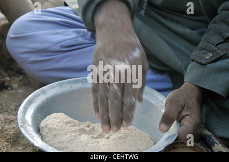 Reihe von Aufnahmen von arabischen Vorbereitung Brot im Freien auf ein Lagerfeuer in der Wüste Stockfoto