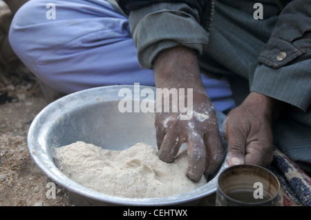 Reihe von Aufnahmen von arabischen Vorbereitung Brot im Freien auf ein Lagerfeuer in der Wüste Stockfoto