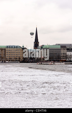 Ein Blick auf die Promenade an der gefrorenen Binnenalster, die kleinere der beiden Seen in der Innenstadt von Hamburg, Deutschland. Stockfoto