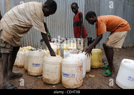 Afrika KENIA Turkana-Region, Flüchtling Lager Kakuma, UN-Organisationen als WFP UNHCR und LWB geben Relief Service 80,000 Flüchtlinge Stockfoto
