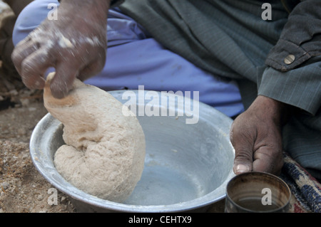 Reihe von Aufnahmen von arabischen Vorbereitung Brot im Freien auf ein Lagerfeuer in der Wüste Stockfoto