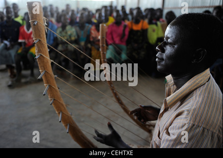 Afrika KENIA Turkana-Region, Flüchtling Lager Kakuma, Musik-Performance mit Enanga aus Holz Zither für Flüchtlinge Stockfoto