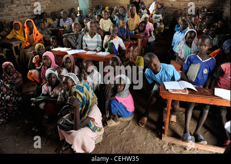 Afrika KENIA Turkana-Region, Flüchtling Lager Kakuma, UN-Organisationen als WFP UNHCR und LWB geben Relief Service 80,000 Flüchtlinge, Flüchtlingskinder in der Schule Stockfoto