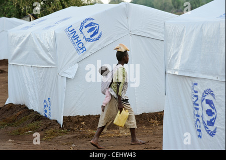 Afrika KENIA Turkana-Region, Flüchtling Lager Kakuma, UN-Organisationen als WFP UNHCR und LWB geben Relief Service 80,000 Flüchtlinge UNHCR Zelte Stockfoto