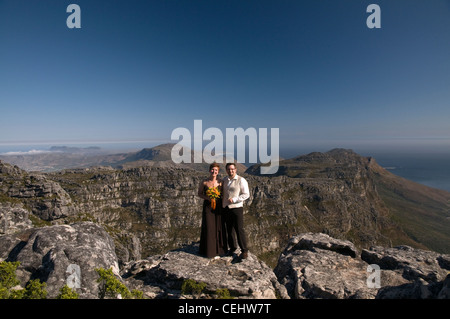 Paar posiert auf der Oberseite Tafelberg, Kapstadt, Westkap Stockfoto