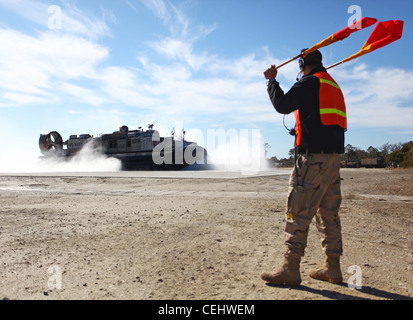 CAMP LEJEUNE - EIN Landing Craft Luftgepolstertes Lufthovercraft bereitet sich darauf vor, Marines und Matrosen verschiedener Einheiten mit der 24. Marine Expeditionary Unit in der Landing Zone Bluebird, Camp Lejeune, N.C., während der Abladeverfahren, 14. Februar 2012, abzuladen. Die 24. MEU führt ihre Zertifizierungsübung (CERTEX) mit der Iwo Jima Amphibian Ready Group durch, die vom 27. Januar bis 17. Februar geplant ist.Diese beinhaltet eine Reihe von Missionen, die die Einheit für ihren bevorstehenden Einsatz bewerten und zertifizieren sollen. Stockfoto