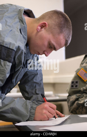 MARSEILLES, Abb.-- SPC. Ryan M. German von Osceola I., der Innenelektriker der 389. Ingenieurgesellschaft von Osceola I. ist, meldet sich während der Inprocessing beim 372. Engineer Brigades Best Warrior Competition (BWC) 2012 am 13. Februar an. Die BWC ist eine einwöchige Veranstaltung, die Soldaten über-alle Armee Wissen testet. Stockfoto