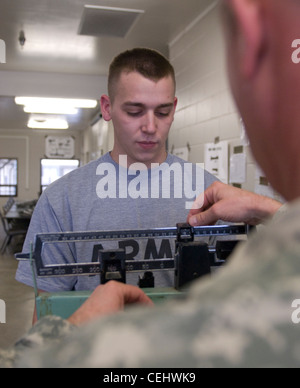 MARSEILLES, Abb.-- SPC. Ryan M. German von Osceola I., der Innenelektriker der 389. Ingenieurgesellschaft aus Osceola I. ist, wird bei der Inprocessing-Prüfung beim 372. Engineer Brigades Best Warrior Competition (BWC) am 13. Februar 2012 eingewogen. Die BWC ist eine einwöchige Veranstaltung, die Soldaten über-alle Armee Wissen testet. Stockfoto