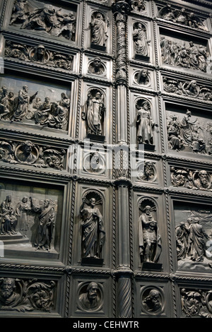 Fragment der eisernen Tür der Kirche in St. Petersburg Stockfoto