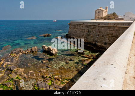 San Pedro und San Pablo Kirche an Wand in Insel Tabarca. Alicante. Spanien Stockfoto