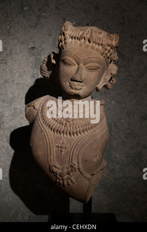 Mittelalterliche indische Steinskulptur aus dem 11. Jahrhundert einer Vidyadhara, ein himmlischer Weisheitsträger und Girlantenträger, die aus dem Madhya Pradesh oder stammt Stockfoto