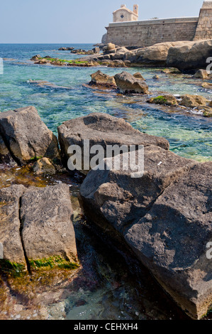 San Pedro und San Pablo Kirche an Wand in Insel Tabarca. Alicante. Spanien Stockfoto