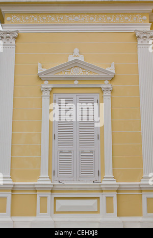 Weiße Fenster im Hintergrund gelb Stockfoto