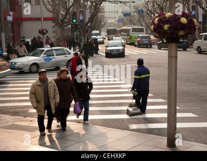 Blick auf die Straße an der Nanjing Road (West), Shanghai, China Stockfoto