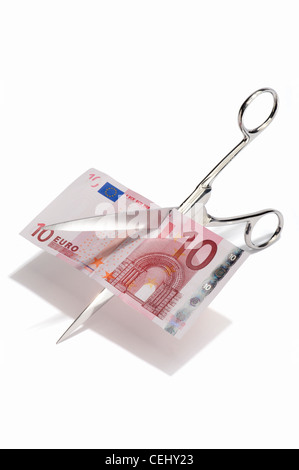 Schere zerschneiden eine 10 Euro-banknote Stockfoto