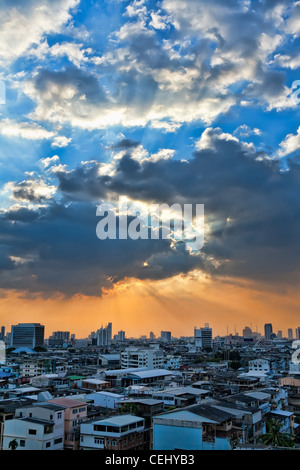 Blick auf die Stadt bei Sonnenuntergang die Sonne bricht durch die Wolken Stockfoto