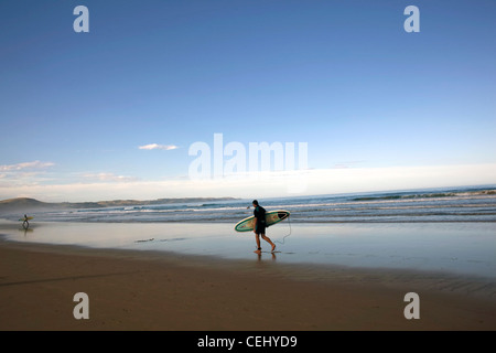 Surfer am Strand, Cintsa, Eastern Cape Stockfoto