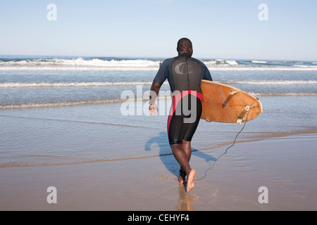 Surfer am Strand, Cintsa, Eastern Cape Stockfoto