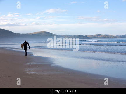 Surfer am Strand, Cintsa, Eastern Cape Stockfoto