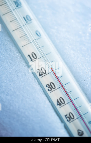 Thermometer im Schnee bei 20 Grad celsius Stockfoto