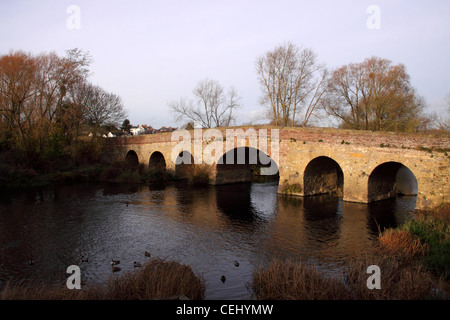 Alten Fluss Brücke über den Fluss Avon Bilovec, Worcestershire, Teile bis 1413 zurückreicht. Gezeichnet von einem Bürgerkrieg Schlacht Stockfoto