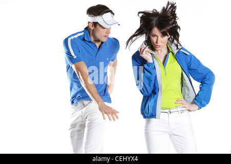 Einen weißen, männlichen und weiblichen Modell tragen Golf style Kleidung gegen einen weißen Hintergrund posiert im Studio Stockfoto