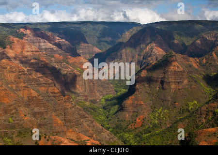 Am Nachmittag Sonne und Wolken am Waimea Canyon, Kauai, Hawaii, USA. Winter Stockfoto