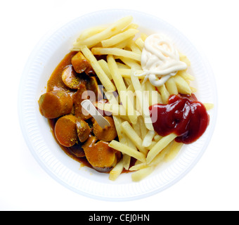 Ernährung, Fast-Food. Pommes Frites mit einer Currywurst, eine Bratwurst-Stil-Wurst mit pikantem Curry und Tomatensauce. Stockfoto