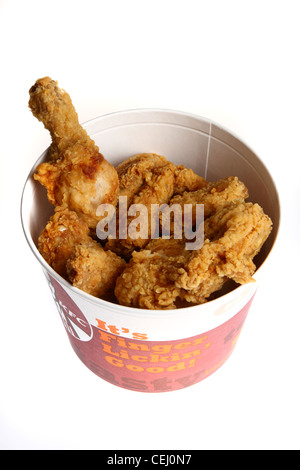 Ernährung, Fast-Food. Papier-Eimer, voller Hähnchenteile, Beine, Flügel, das Filet, Fleisch, paniert. KFC-Fast-Food-Kette. Stockfoto