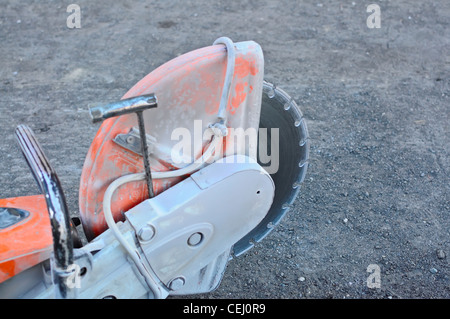 Baumaschine, verwendet für das Schneiden durch Beton oder Asphalt Straßen. Klinge im Fokus Stockfoto