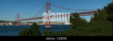 25. April-Brücke über den Tejo, Lissabon, Portugal, Europa Stockfoto