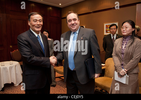 Schottlands erster Minister Alex Salmond trifft Chinas Vize-Premier Wang Qishan vor gemeinsamen wirtschaftlichen Gesprächen in Edinburgh Stockfoto