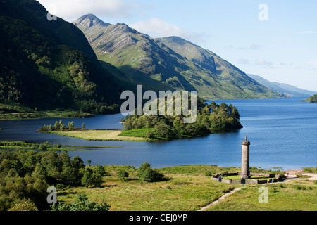 Glenfinnan Monument mit Loch Shiel, in Schottland. Stockfoto