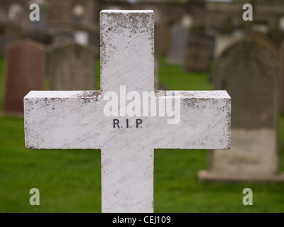 Weißes Kreuz Grabstein mit den Buchstaben RIP Stockfoto