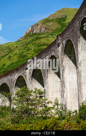 Das Glenfinnan-Viadukt in Schottland, berühmt geworden durch die Harry-Potter-Filme und Filme Stockfoto