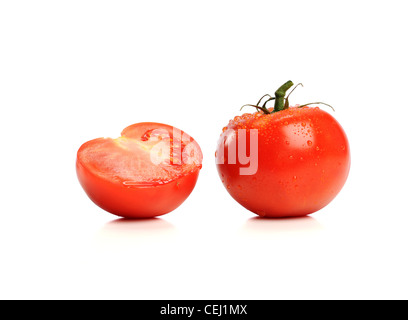 Rote Tomaten mit Wassertropfen auf einem weißen Hintergrund isoliert Stockfoto