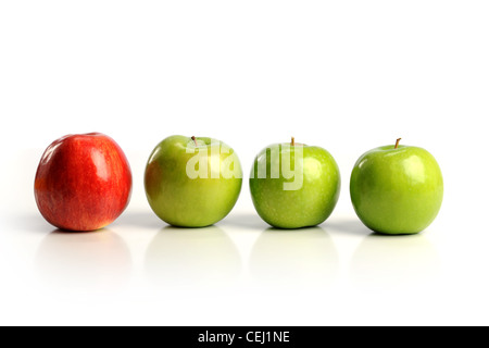 Roter Apfel unter grünen Äpfeln isoliert auf weißem Hintergrund Stockfoto