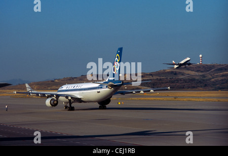 Flughafen Athen Griechenland Athen Olympische Flugzeug auf der Startbahn als einer hebt ab In die Ferne Stockfoto