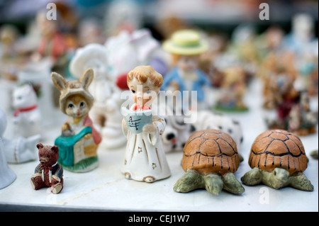 Cute Chor Junge und Tierfiguren/Ornamente, Ardingly Antiquitätenmesse, West Sussex, England, Großbritannien Stockfoto