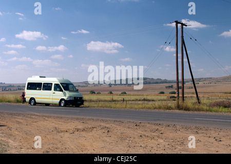 Taxi auf Landstraße in der Nähe von Clarens, Free State Ostprovinz Stockfoto