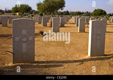 Nordafrika, Ägypten, El Alamein, Blick auf Grabsteine auf dem Soldatenfriedhof Stockfoto