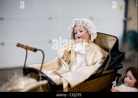 Jahrgang/Antike Baby Puppe im Kinderwagen in Ardingly Antiquitätenmesse Stockfoto