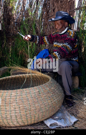 Mann einen Korb, Weben, Basotho Cultural Village, Qwa Qwa, Free State Ostprovinz Stockfoto