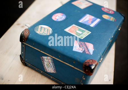 Vintage Koffer mit Reisen Aufkleber aus Paris und Rom. Stockfoto