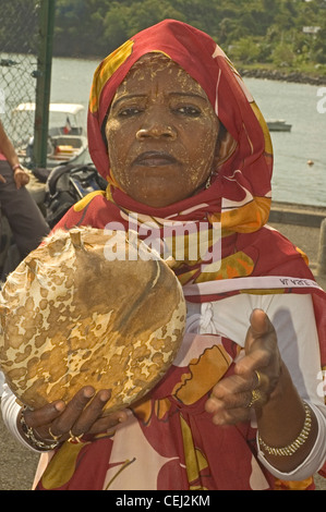 Indischer Ozean, MAYOTTE, Mamoudzah, Frau spielt Tamburin in traditioneller Tracht mit dekorierten Gesicht Stockfoto