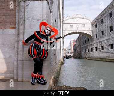 Maskierte Frau im Karneval oder Carnevale in Venedig Italien