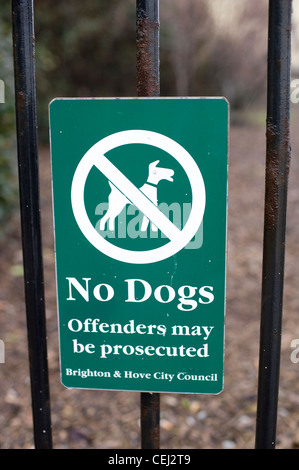 Keine Hunde anmelden, können Täter strafrechtlich verfolgt werden. Brighton und Hove City Council, Brunswick Square, Brighton und Hove, East Sussex, UK Stockfoto