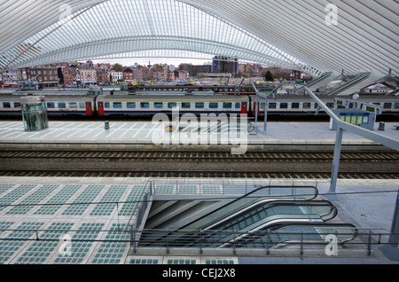 Plattform am Bahnhof Liège-Guillemins in Lüttich, Belgien Stockfoto