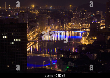 Blick über die Stadt Lüttich und der Maas in der Nacht, Belgien Stockfoto